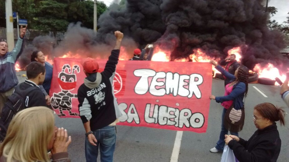 Integrantes do Movimento dos Trabalhadores Sem Teto (MTST) ocupam calçada em frente à Câmara Municipal em São Paulo