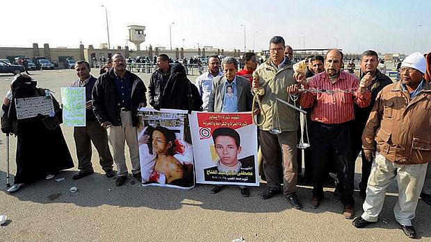 Manifestantes protestam contra Mubarak diante do tribunal