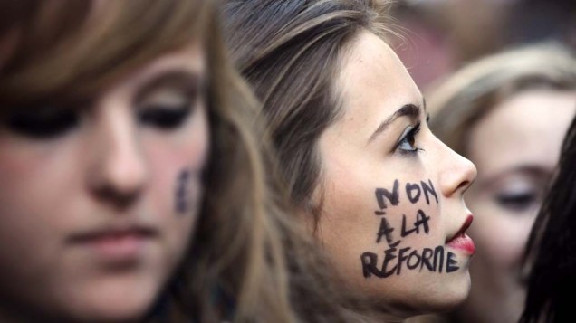 Manifestantes protestam contra a reforma da previdência em Paris