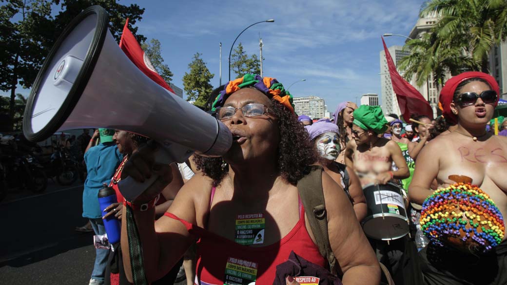 Mulheres marcham durante protesto na Rio+20, no centro do Rio