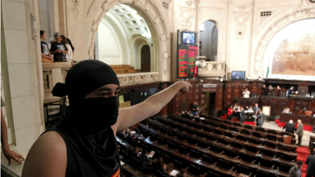 Grupo protesta na Alerj contra a proibição do uso de máscaras em manifestações
