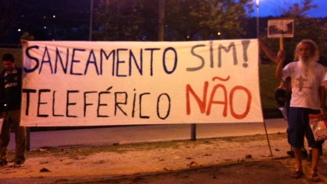 Protesto na Barra: moradores aproveitaram para protestar contra a instalação de teleférico no local