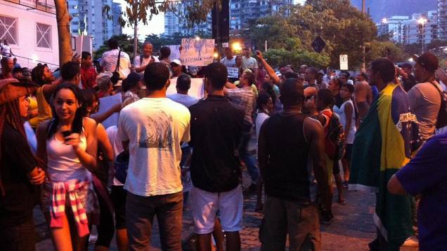 Protesto na Rocinha: moradores se reuniram em protesto até a casa do governador Sérgio Cabral nesta terça (25/6)
