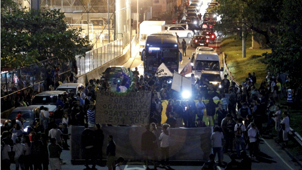 Manifestantes fecham os dois sentidos do túnel Zuzú Angel na Rocinha para protestar contra o desaparecimento de Amarildo