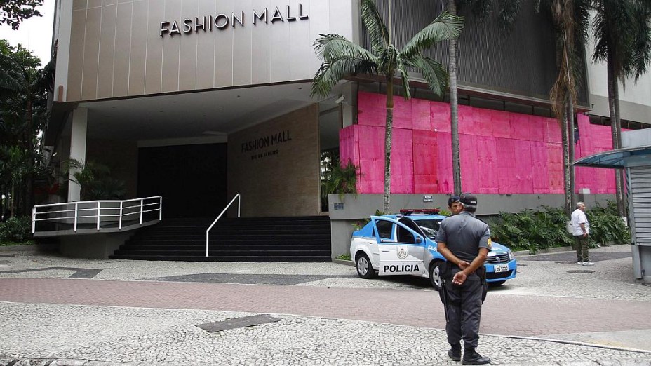 Protesto na Rocinha: shoppings fecharam mais cedo e protegeram fachadas com tapumes para protesto desta terça (25/6)
