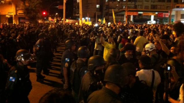 Protesto na Tijuca: manifestantes encontram barreira de policiais próximo ao Maracanã neste domingo (30/6)