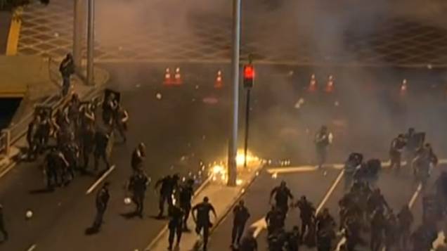Protesto na Tijuca: manifestantes jogam objetos e fogos de artifício contra policiais neste domingo (30/6)