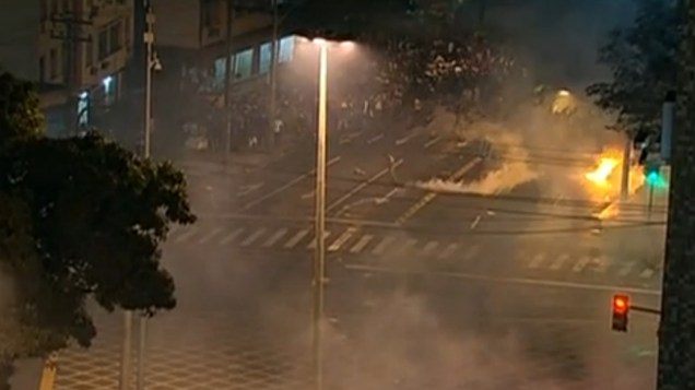 Protesto na Tijuca: policiais dispersam manifestantes com bombas de gás lacrimogêneo neste domingo (30/6)