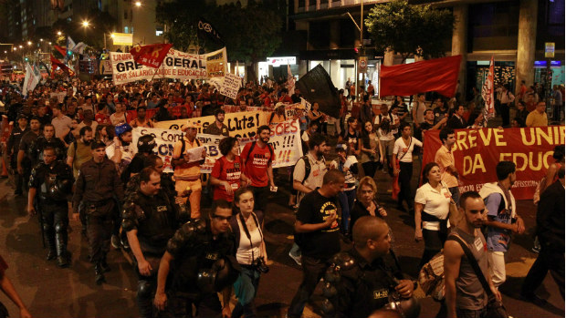 Professores em greve, rodoviários, invasores do terreno da Oi e estudantes protestam no Centro do Rio