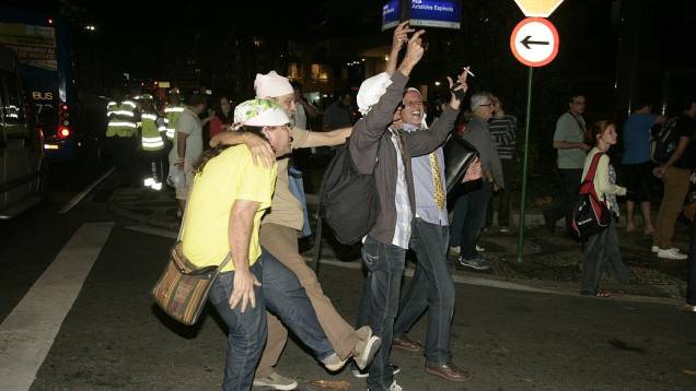Protesto no Leblon: guardanapos na cabeça foram a marca do ato na rua do governador, nesta quinta (4/7)