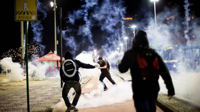 Protesto no Leblon: polícia joga bombas de gás lacrimogêneo contra manifestantes nesta quinta (4/7)