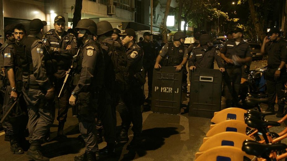 Protesto no Leblon: policiamento na esquina onde mora Sérgio Cabral foi reforçado nesta quinta (4/7)
