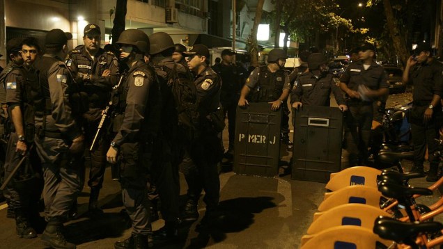 Protesto no Leblon: policiamento na esquina onde mora Sérgio Cabral foi reforçado nesta quinta (4/7)