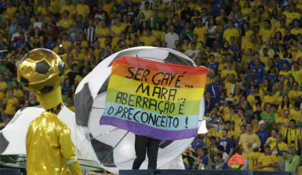 Voluntário protesta durante festa de encerramento da Copa das Confederações, no Maracanã
