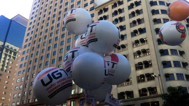 Protesto no Rio: balões da UGT e da Força Sindical dão o tom da passeata desta quinta (11/7)