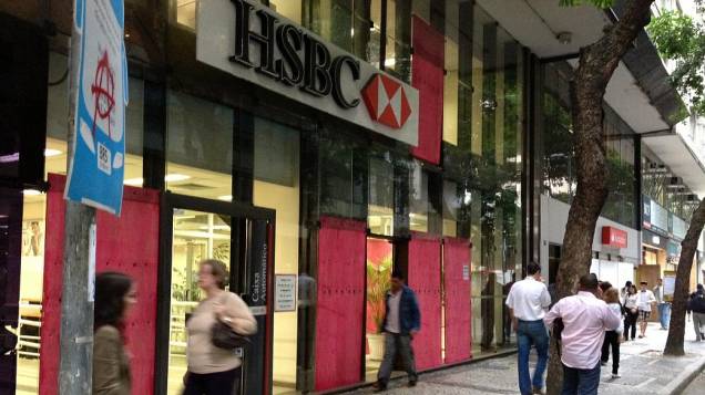 Protesto no Rio: bancos mantêm proteção na fachada nesta segunda (24/6), dia de novo protesto no Centro