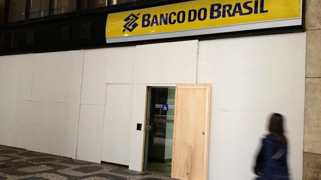 Protesto no Rio: bancos mantêm proteção na fachada nesta segunda (24/6), dia de novo protesto no Centro