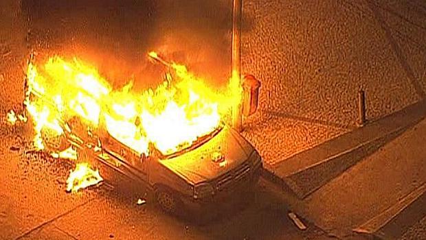Protesto no Rio: carro da equipe do SBT é incendiado por vândalos