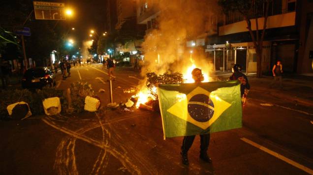 Protesto no Rio: Em fuga, manifestantes atearam fogo a objetos nesta quarta (17/7)