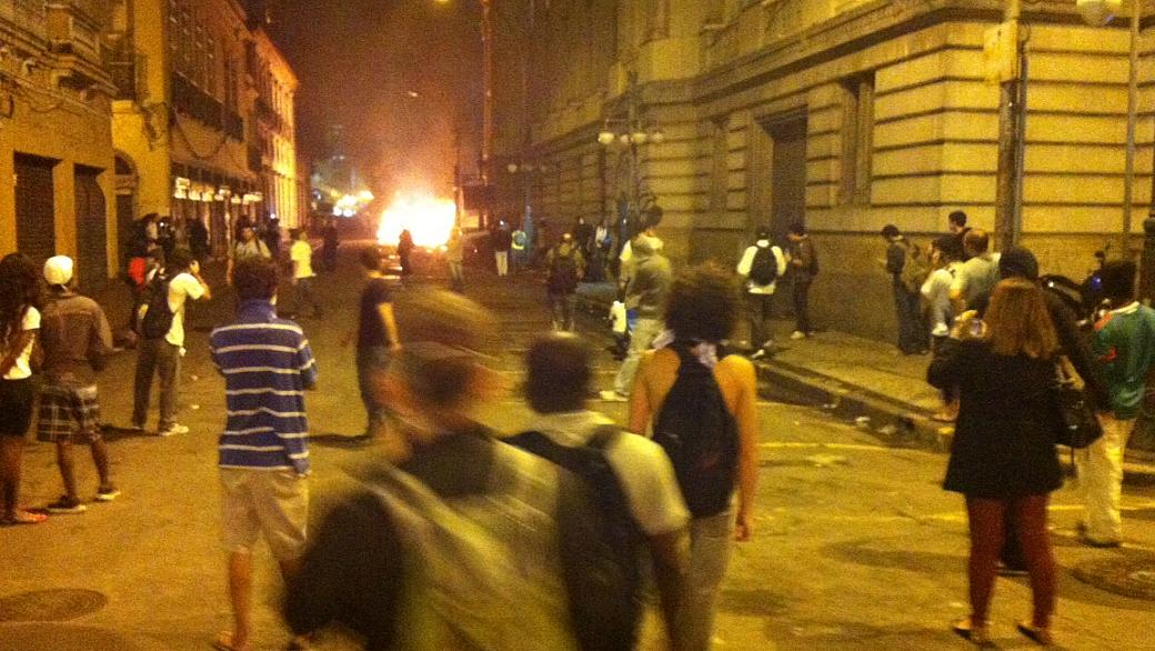Protesto no Rio: manifestantes incendeiam um carro nas imediações da Alerj