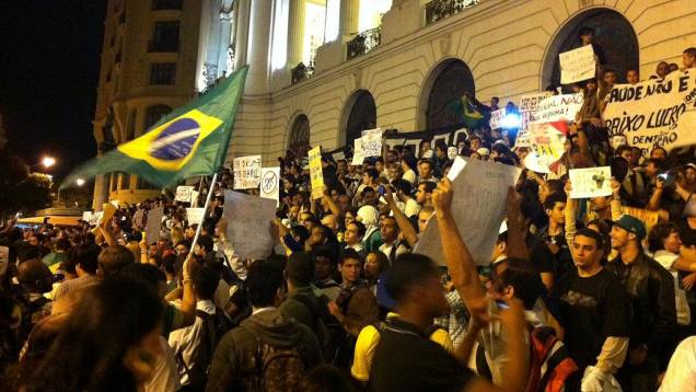 Protesto no Rio: manifestantes ocupam escadaria da Câmara de Vereadores nesta segunda (24/6)