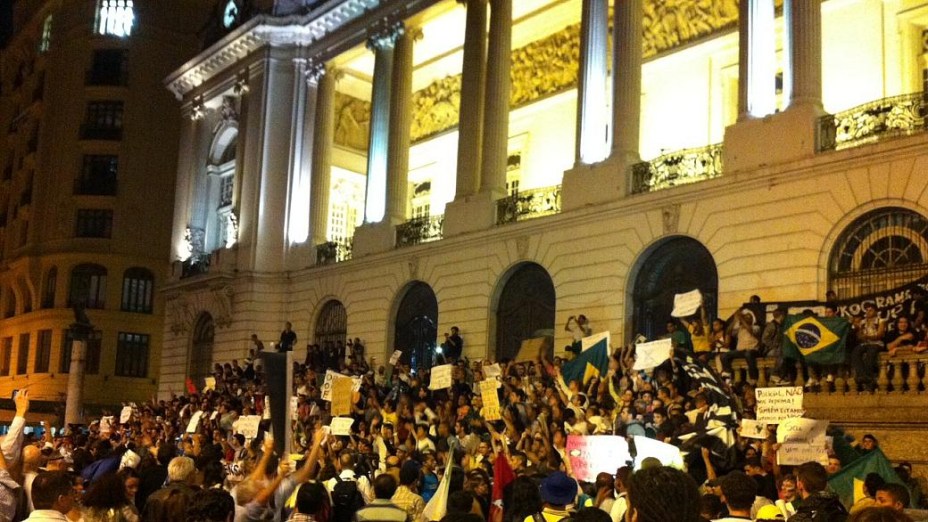 Protesto no Rio: manifestantes ocupam escadaria da Câmara de Vereadores nesta segunda (24/6)