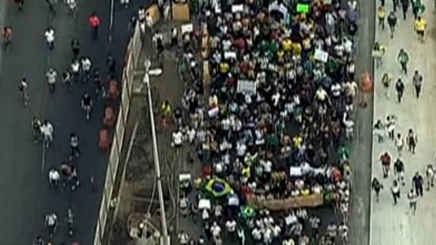 Protesto no Rio: manifestantes ocupam parte de avenida na Barra da Tijuca, nesta sexta