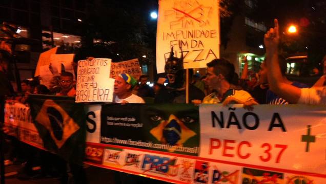 Protesto no Rio: manifestantes rechaçam a presença de partidos no ato desta segunda (24/6)