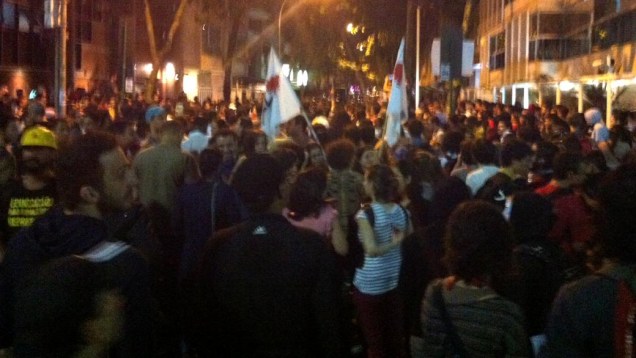 Protesto no Rio: Manifestantes se aglomeram em frente à casa do governador Sérgio Cabral, nesta quarta (17/7)
