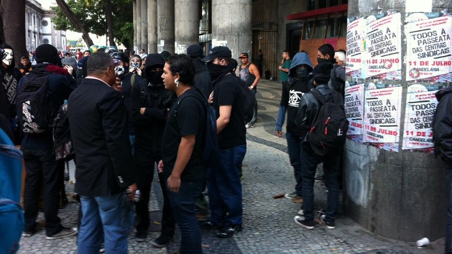 Protesto no Rio: mascarados se juntam ao grupo que protesta pacificamente nesta quinta (11/7)