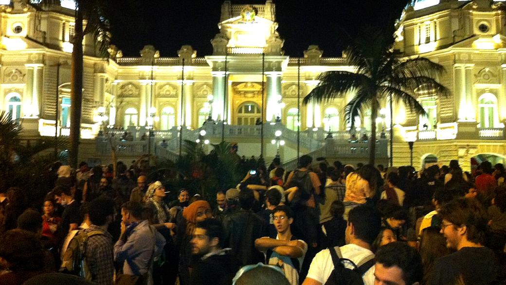 Após manifestação, Cabral recebe parentes de Amarildo no Palácio Guanabara