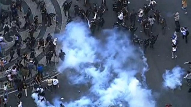 Protesto no Rio: polícia soltou bombas de gás lacrimogêneo no início da passeata desta quinta (11/7)
