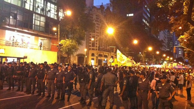 Protesto no Rio: policiais fazem cordão de segurança em torno da passeata desta quinta (27/6)