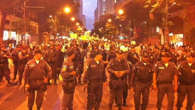 Protesto no Rio: policiais fazem cordão de segurança em torno da passeata desta quinta (27/6)