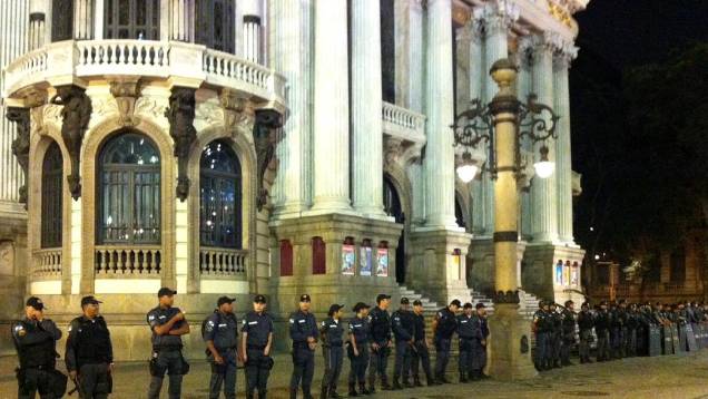 Protesto no Rio: policiais protegem o Theatro Municipal, na Cinelândia, onde chegam os manifestantes nesta segunda (24/6)