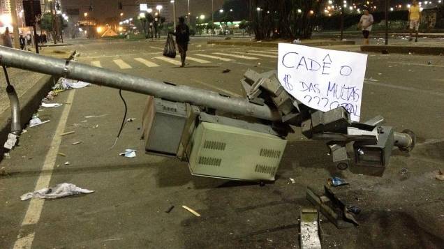 Protesto no Rio: sinais e radares foram destruídos no Centro