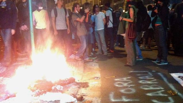 Protesto no Rio: um boneco foi queimado por manifestantes na esquina do prédio de Sérgio Cabral, nesta quarta (17/7)