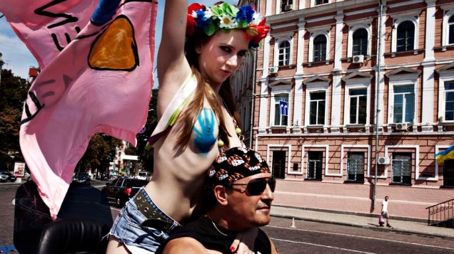 Ativista feminista do movimento Femen, no dia da independência da Ucrânia, em Kiev