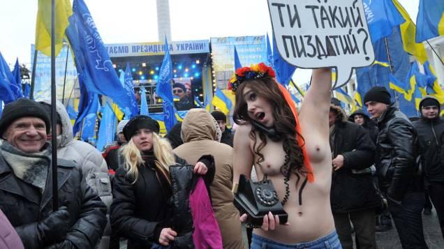 Ativista feminista do movimento Femen durante protesto contra o presidente ucrâniano Viktor Yanukovych, na Praça da Independência, em Kiev