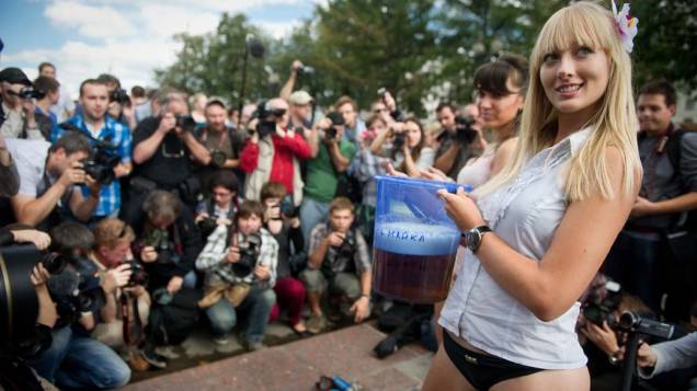 Em Moscou, manifestantes russas durante ação para desencorajar o consumo de álcool entre jovens, em apoio a medidas do presidente Dmitry Medvedev