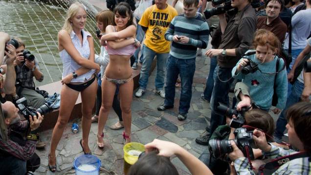 Em Moscou, manifestantes russas durante ação para desencorajar o consumo de álcool entre jovens, em apoio a medidas do presidente Dmitry Medvedev