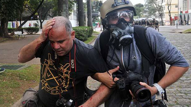 Repórter-fotográfico Sérgio Moraes, da agência Reuters, foi atingido durante manifestação contra a Copa em BH