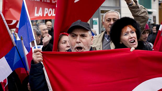 Manifestantes protestam em Paris contra aprovação de lei que pune negação do genocídio armênio