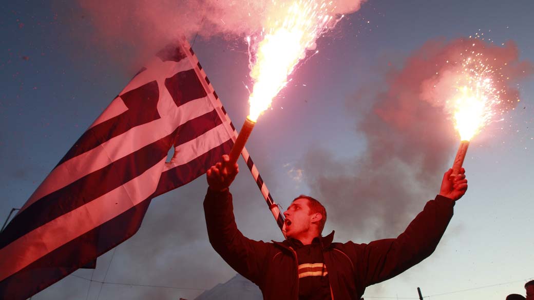 Protesto de policiais, bombeiros e guardas costeiros contra cortes no orçamento em frente ao parlamento de Atenas, Grécia
