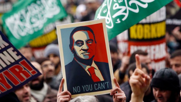 Placa com imagem de Hosni Mubarak durante protesto no centro do Cairo, Egito