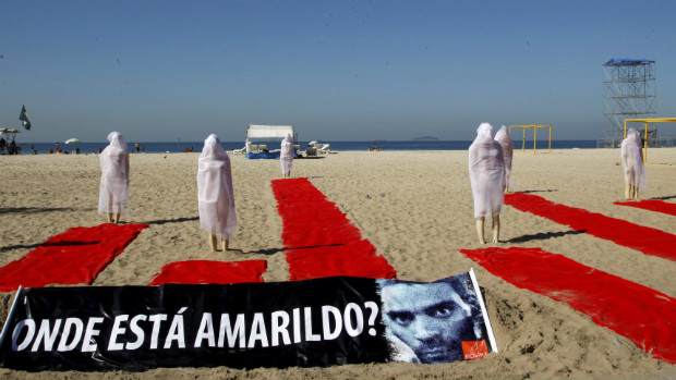 ONG Rio de Paz protesta na praia de Copacabana para lembrar os 35.000 desaparecidos no Rio de Janeiro