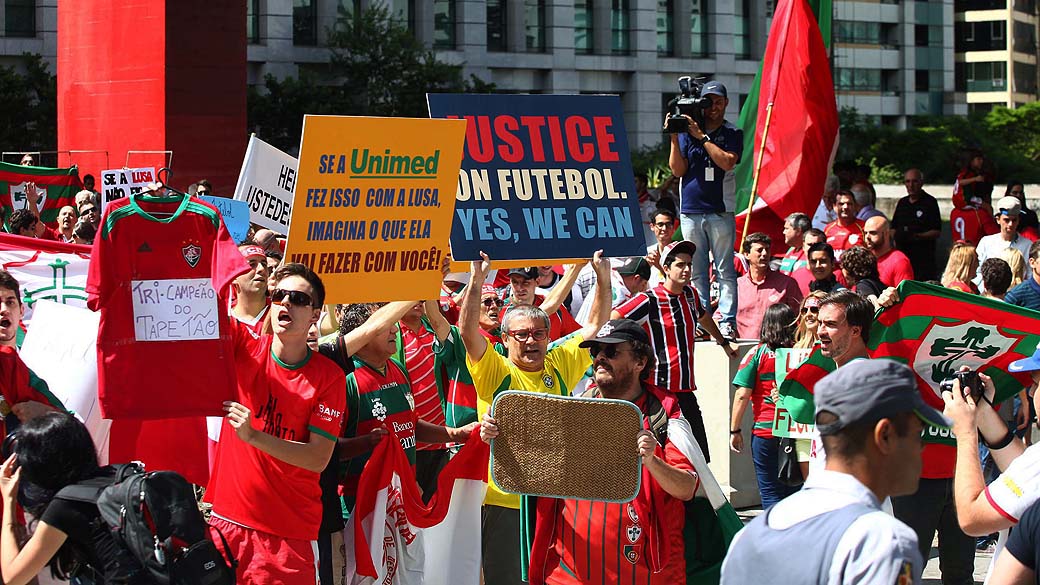 Protesto de torcedores da Portuguesa contra o rebaixamento para a série B do Brasileirão