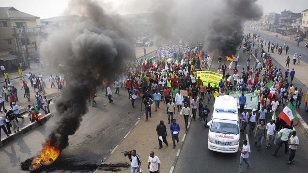 Protesto da população em greve geral contra o aumento do preço da gasolina em Lagos, Nigéria