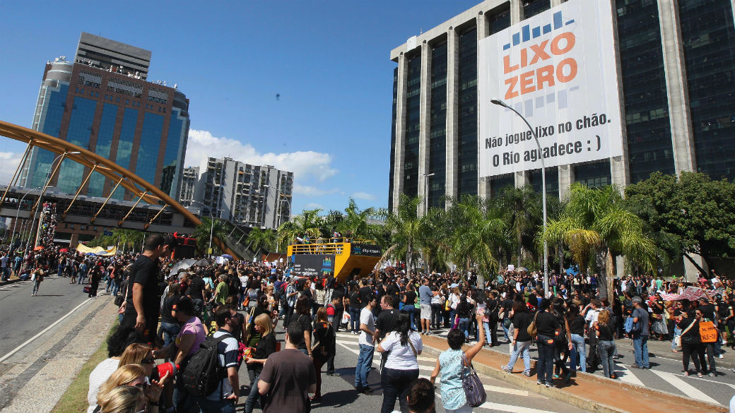 Professores da rede municipal em greve protestam em frente à prefeitura do Rio