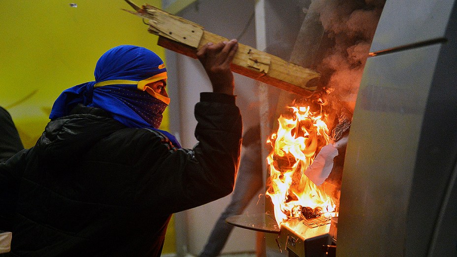 Rio de Janeiro - Manifestantes mascarados que se infiltraram no protesto pacífico dos professores, destruíram caixas eletrônicos de uma agência bancária no centro - (07/10/2013)
